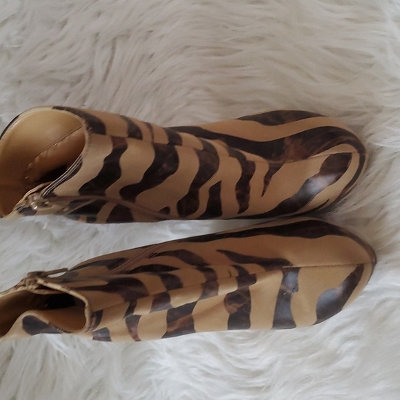 Cathy Jean Animal Print Wedge Platforms - Picture 2 of 6